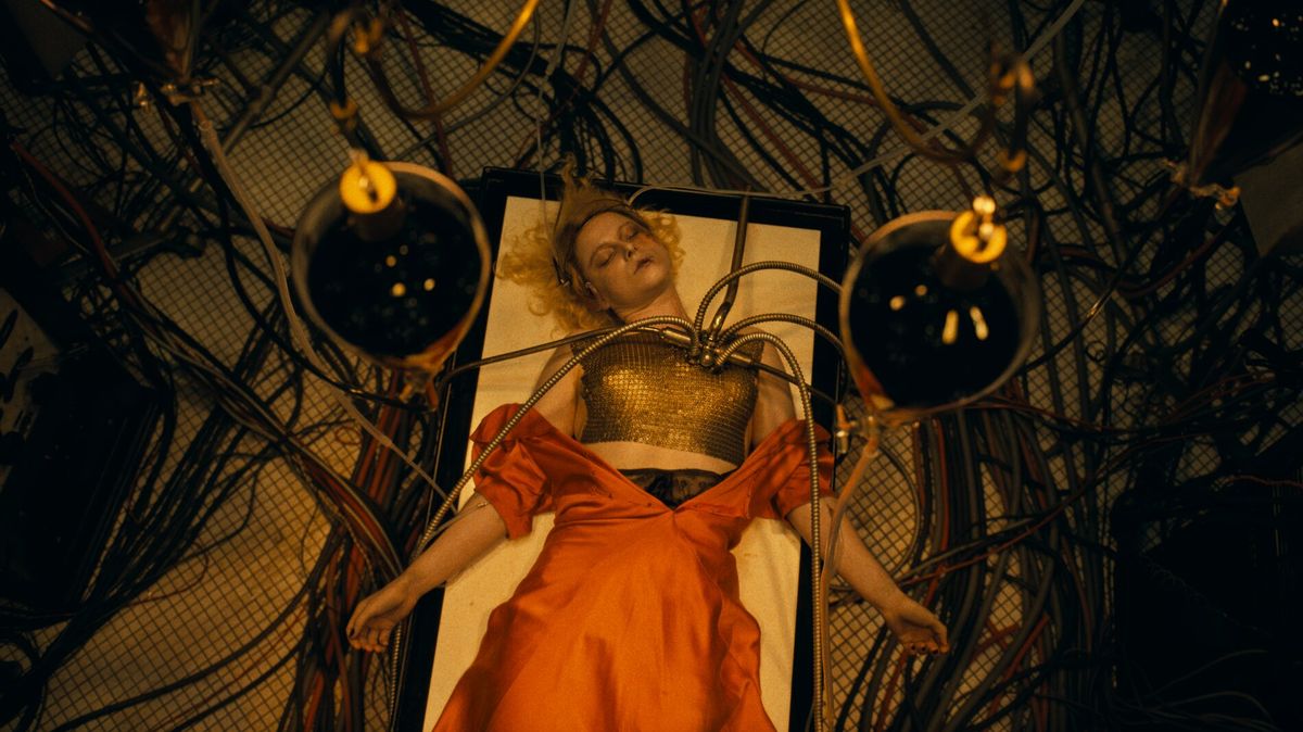 Recenze: Hollywood zfilmoval Frankensteinovu nevěstu. Muži si s ní nevědí rady